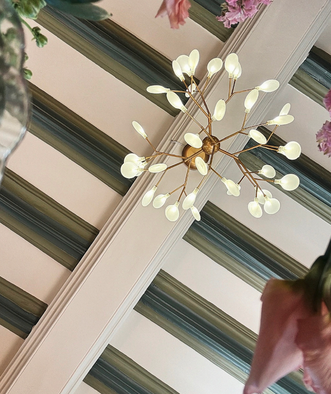 Solive peinte avec trois jeux de couleurs coordonnées pour créer un effet décoratif, réalisation Marchand Décoration.