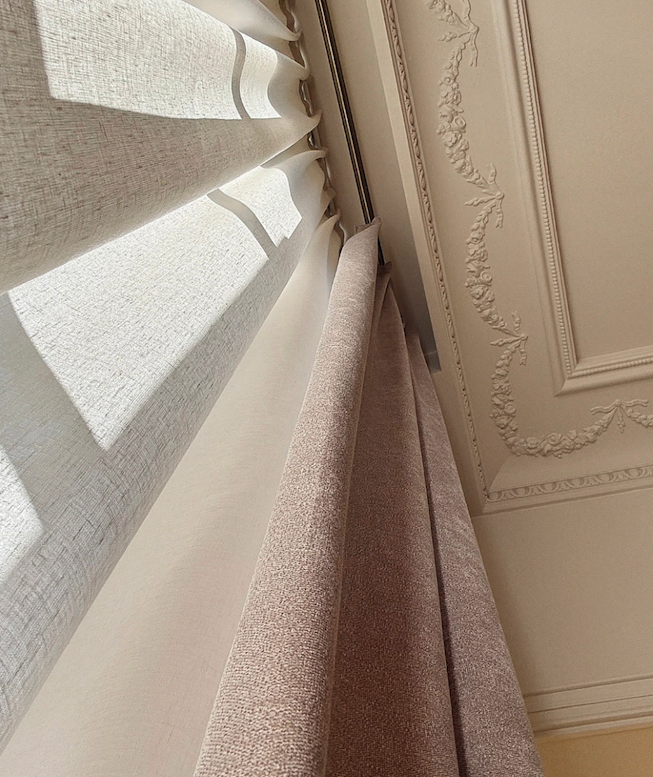 Rideaux décoratifs sur-mesure installés dans un intérieur, réalisés par Marchand Décoration.