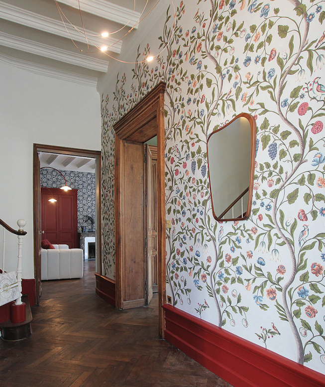 Panoramique mural végétal avec motif botanique, installation décorative réalisée par Marchand Décoration.