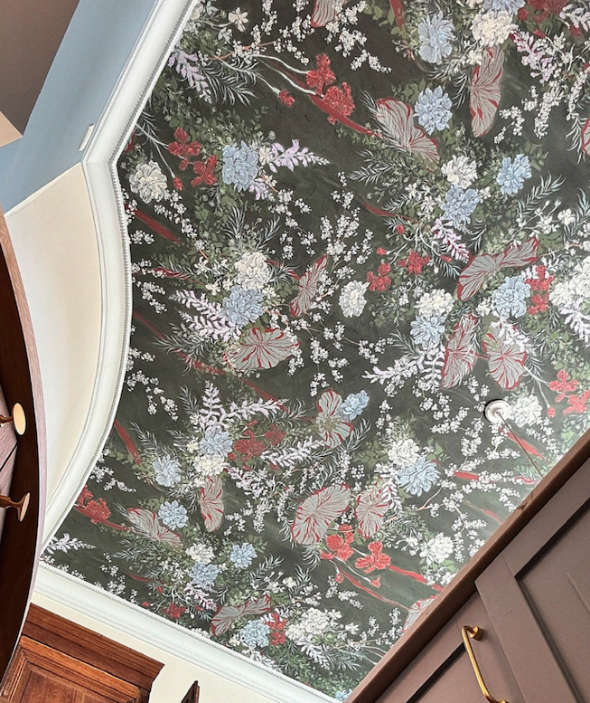 Papier peint décoratif installé au plafond pour un effet architectural, réalisation Marchand Décoration.