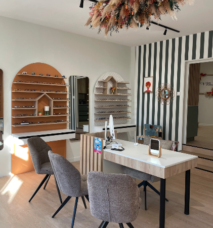 Boutique d’optique aménagée avec concept décoratif et projection 3D, réalisée par Marchand Décoration.