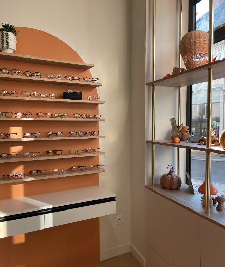 Boutique d’optique aménagée avec concept décoratif et projection 3D, réalisée par Marchand Décoration.