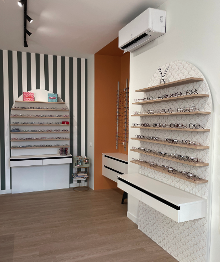 Boutique d’optique aménagée avec concept décoratif et projection 3D, réalisée par Marchand Décoration.