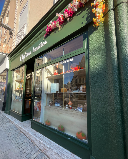 Boutique d’optique aménagée avec concept décoratif et projection 3D, réalisée par Marchand Décoration.