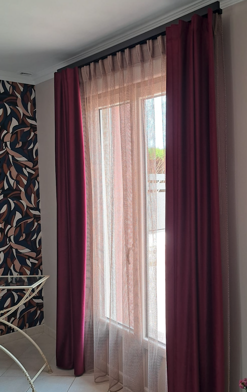 Voilage léger associé à des rideaux décoratifs sur-mesure, installation Marchand Décoration.