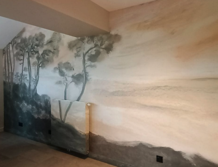 Panoramique mural paysage avec radiateur peint pour s’intégrer au décor, réalisation Marchand Décoration.