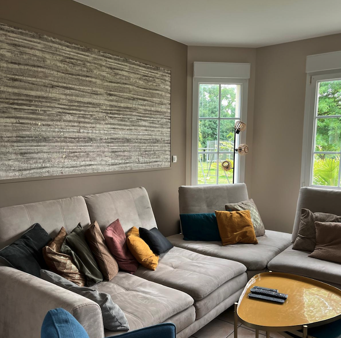 Revêtement mural aspect liège installé dans un intérieur, réalisation Marchand Décoration — boutique de Laval.