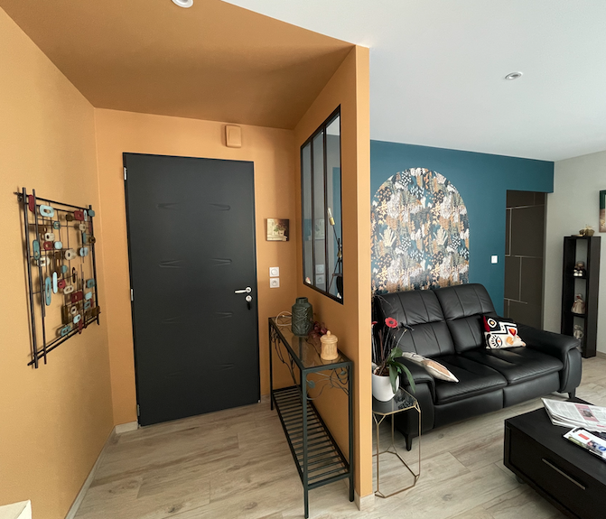 Entrée décorée en peinture avec délimitation au plafond pour créer un effet graphique, réalisation Marchand Décoration.