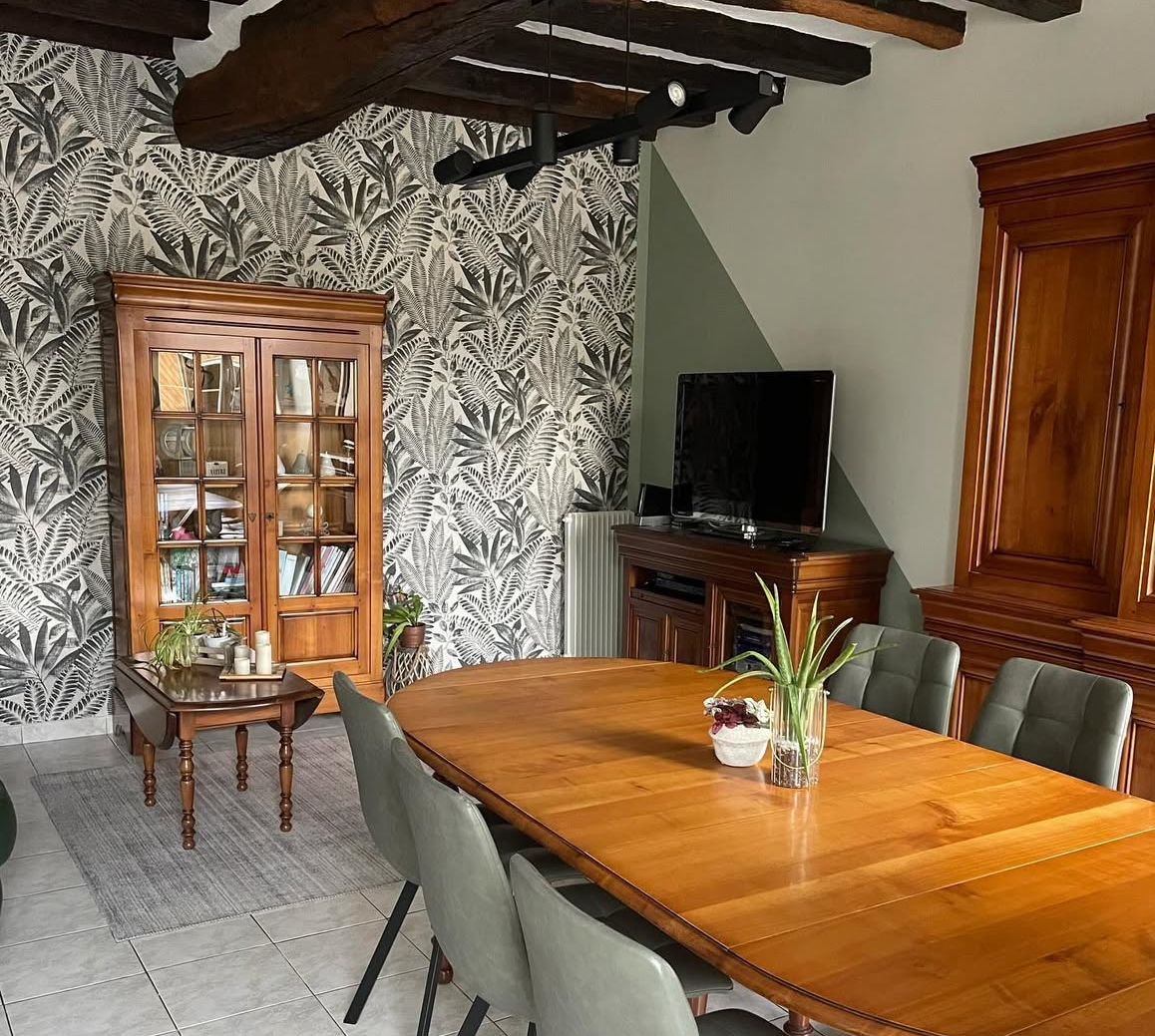 Réalisation de décoration intérieure avec aménagement, couleurs et matériaux sélectionnés par Marchand Décoration.